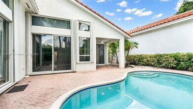 1061 Bel Aire Dr E in Pembroke Pines, FL - Building Photo - Building Photo