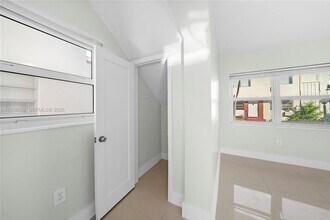 1203 Marseille Dr, Unit 21 in Miami Beach, FL - Building Photo - Building Photo