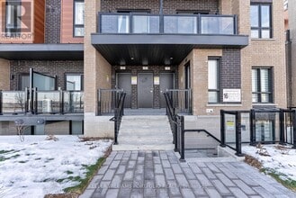 16 Lytham Grn Cir in Newmarket, ON - Building Photo - Building Photo