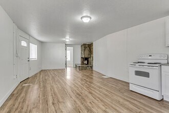 13413 Minuteman Dr in Draper, UT - Foto de edificio - Building Photo