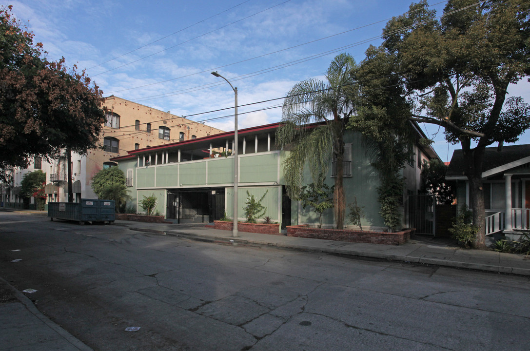 Leland Way Apartments in Los Angeles, CA - Building Photo