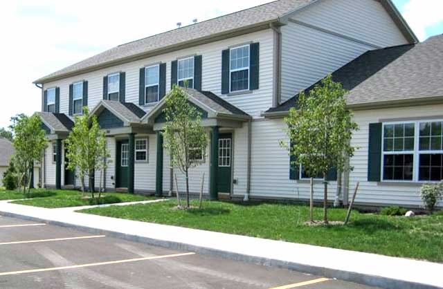 Hale Court in Farmington, NY - Building Photo