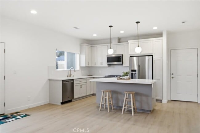 215 E 2nd St, Unit 003 in San Dimas, CA - Foto de edificio - Building Photo