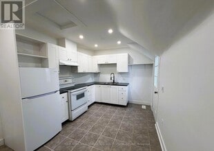 98 Wellington St E in Aurora, ON - Building Photo - Building Photo