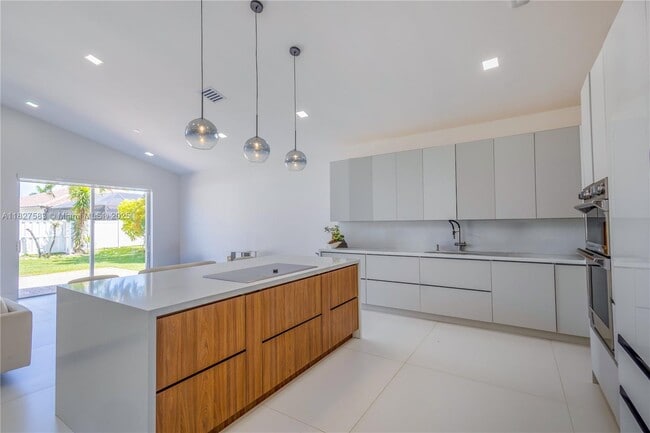 649 SW 168th Way in Pembroke Pines, FL - Building Photo - Building Photo