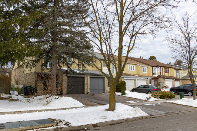 121 Homedale Dr in Toronto, ON - Building Photo - Building Photo