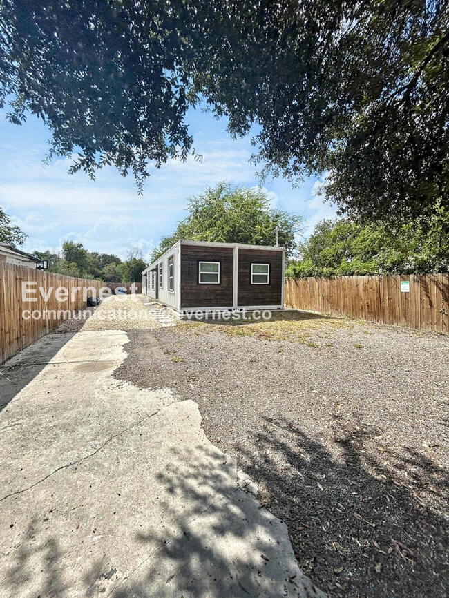 1404 Rivas St in San Antonio, TX - Foto de edificio - Building Photo