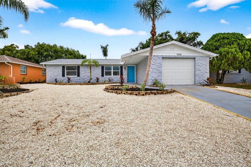 7415 San Salvadore Dr in Port Richey, FL - Building Photo