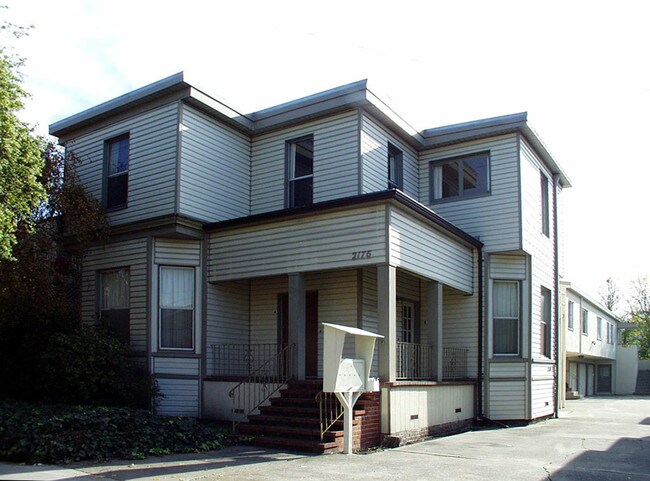 2176 Ashby Ave in Berkeley, CA - Foto de edificio - Building Photo