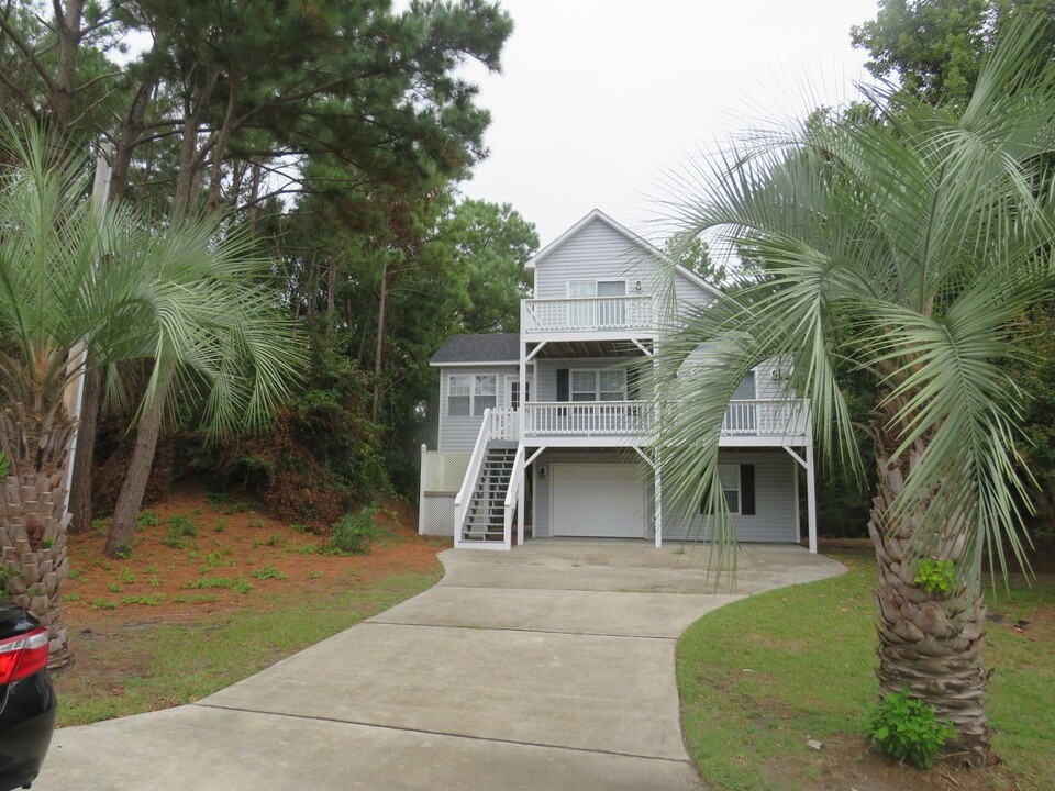 208 Stroud St in Emerald Isle, NC - Building Photo