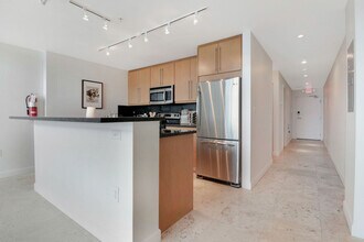 7939 East Dr in North Bay Village, FL - Foto de edificio - Building Photo