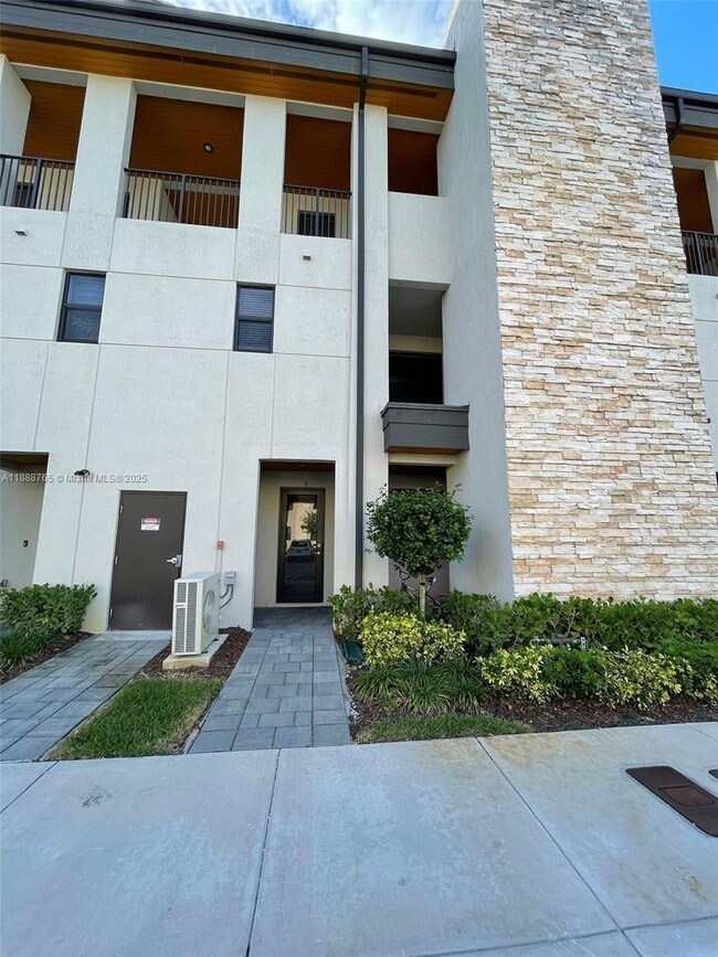 10443 NW 82nd St in Doral, FL - Building Photo - Building Photo