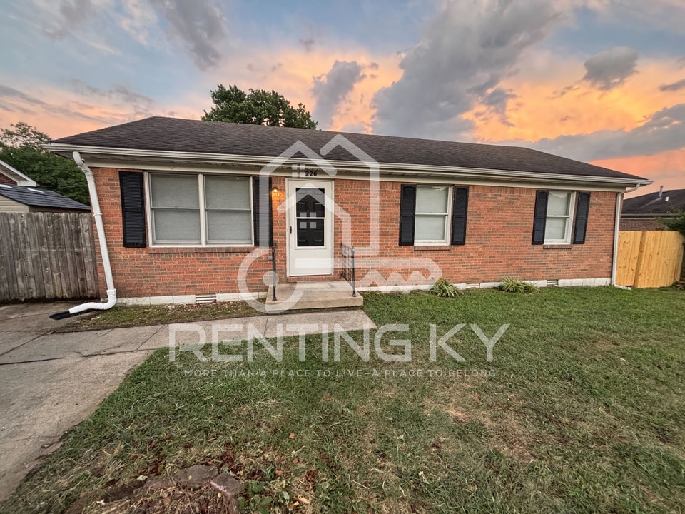 226 Ridgewood Dr in Nicholasville, KY - Building Photo