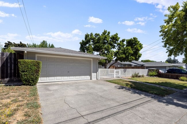 2512 Macmillan St in Napa, CA - Building Photo - Building Photo