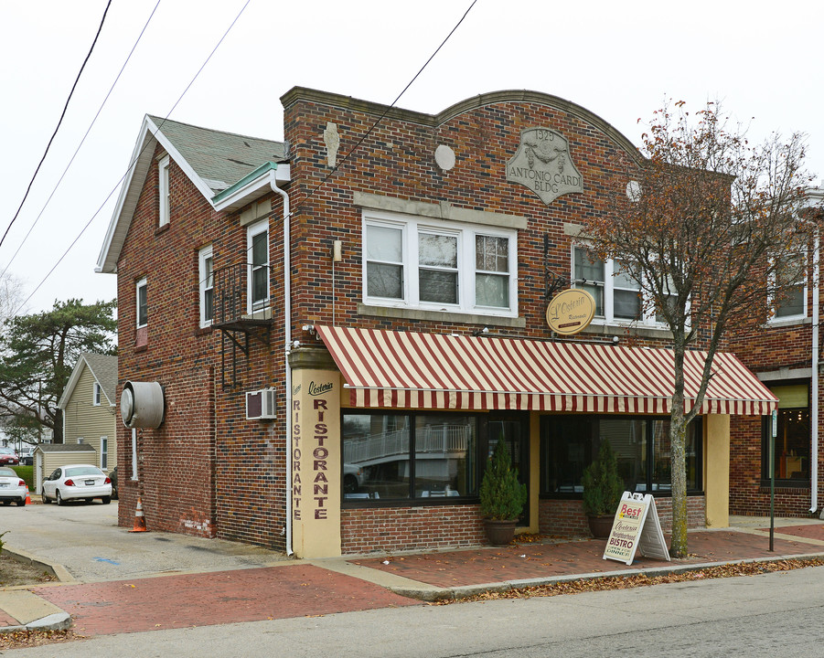 Antonio Cardi Building in Cranston, RI - Foto de edificio