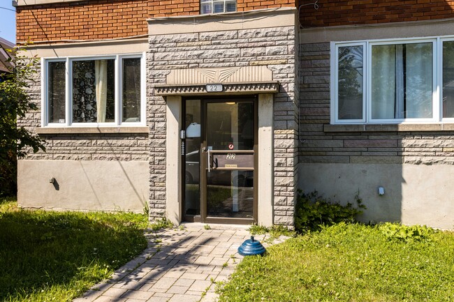 22 Desrochers Rue in Laval, QC - Building Photo - Building Photo