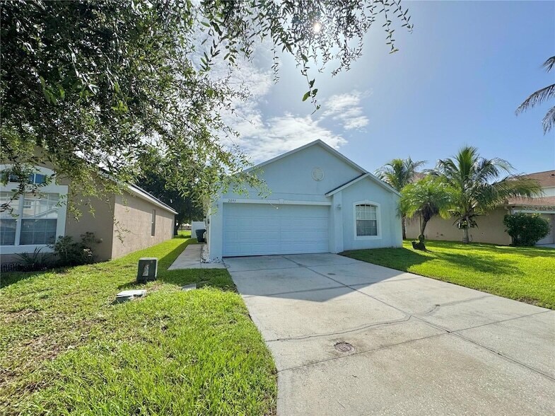 2093 Whispering Trails Blvd in Winter Haven, FL - Building Photo