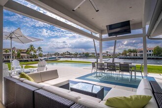 35 Castle Harbor Is in Fort Lauderdale, FL - Building Photo - Building Photo