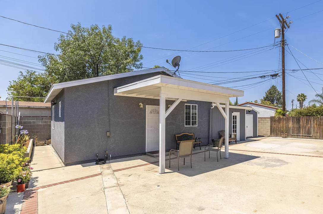 14174 Osborne St in Los Angeles, CA - Building Photo