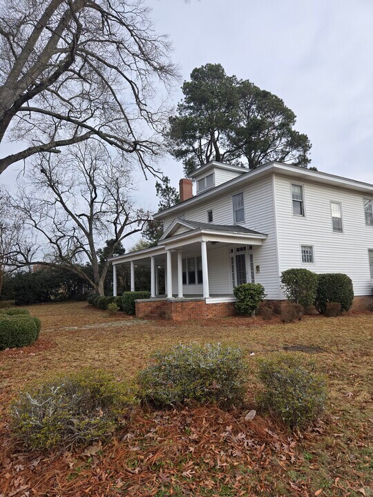 611 S Broad St in Clinton, SC - Building Photo