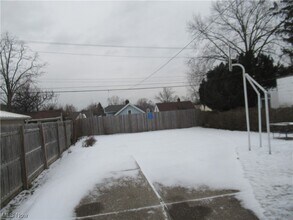 2506 Fortune Ave-Unit -Top in Parma, OH - Foto de edificio - Building Photo