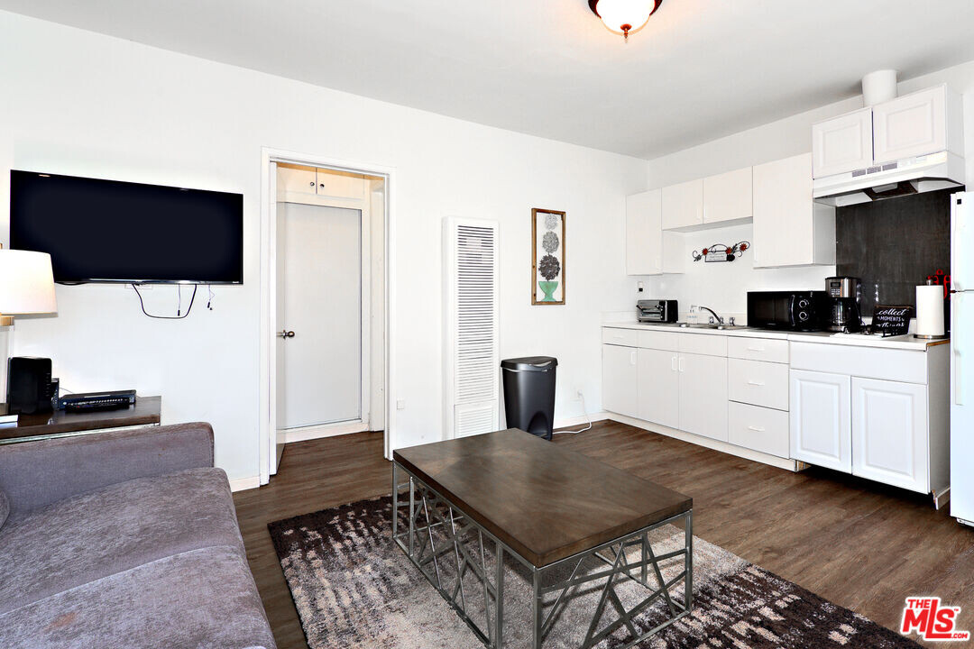 3743 McLaughlin Ave in Los Angeles, CA - Building Photo
