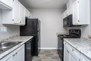 Parkway Place in Columbus, GA - Building Photo