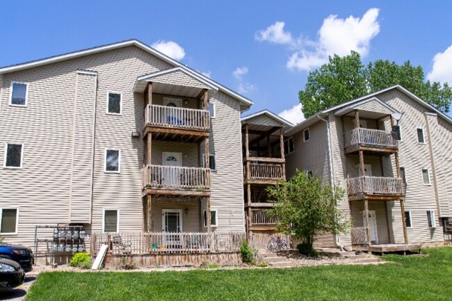 Stone Court Apartments in Ames, IA - Building Photo - Building Photo