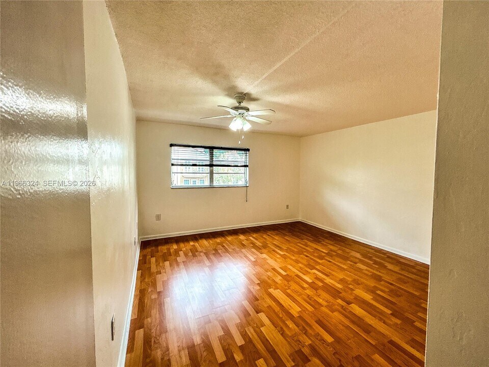 3860 NE 170th St in North Miami Beach, FL - Building Photo