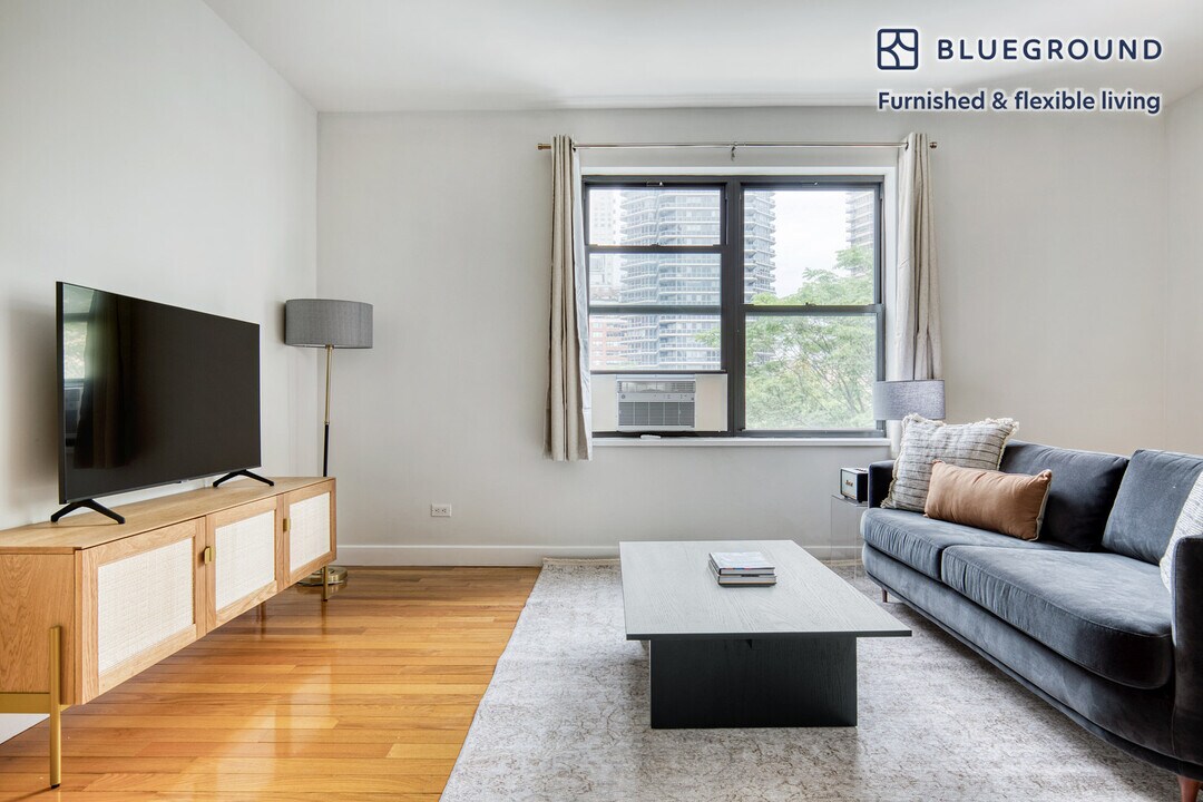 252 E 61st St in New York, NY - Building Photo
