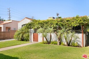 813 N Orange Grove Ave in Los Angeles, CA - Building Photo