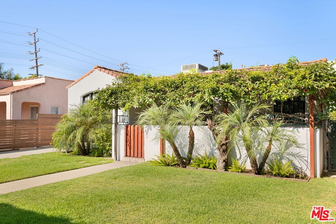 813 N Orange Grove Ave in Los Angeles, CA - Building Photo