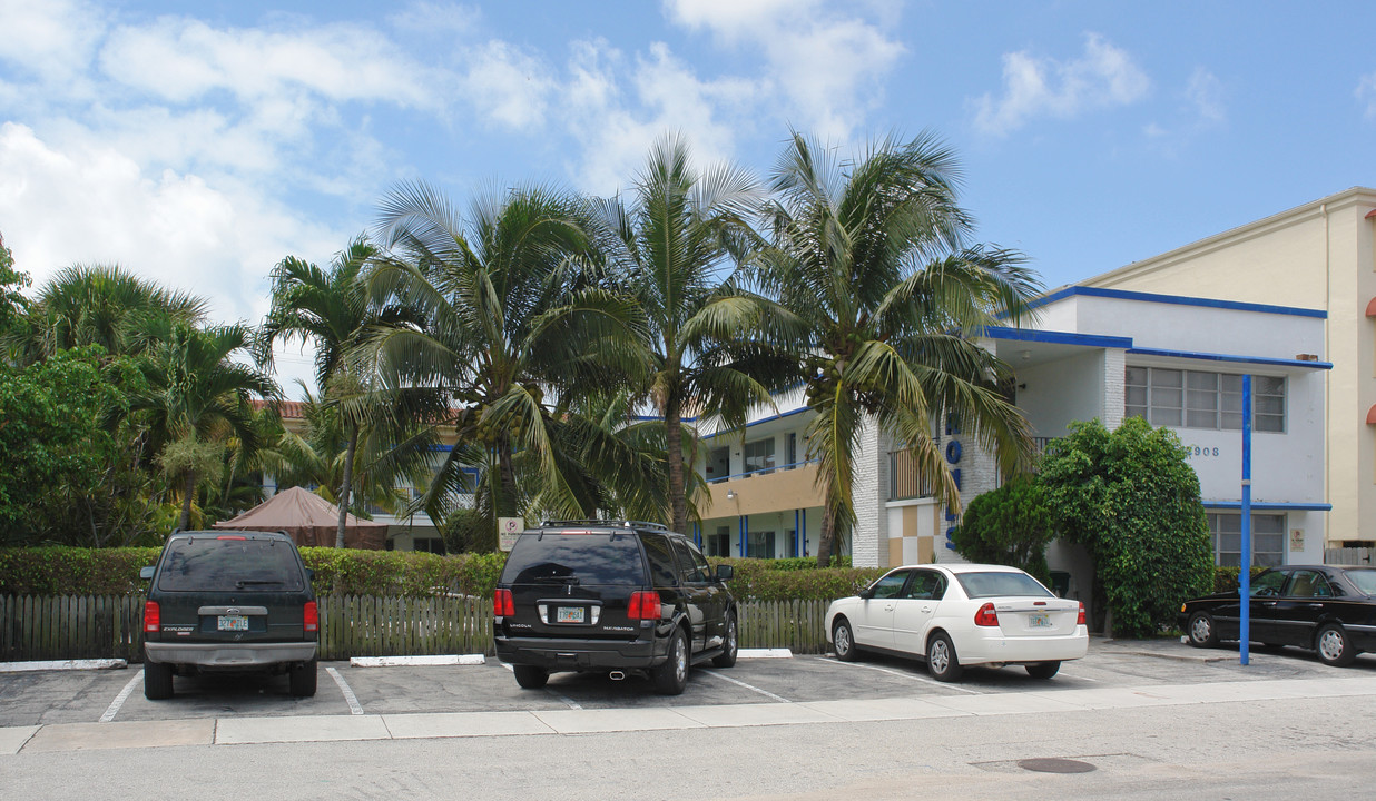 The Fronds in Fort Lauderdale, FL - Building Photo