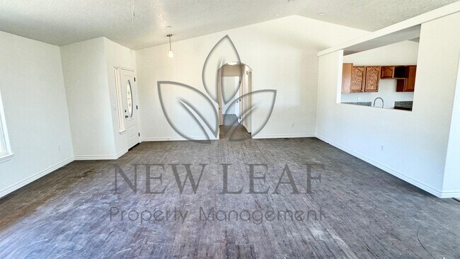 4290 Smoke Tree Rd in Phelan, CA - Building Photo - Building Photo