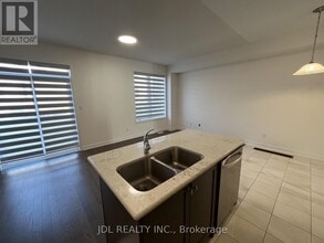 111 Hilts Dr in Richmond Hill, ON - Building Photo - Building Photo