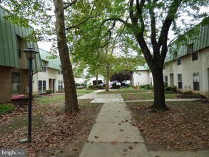 441 Tomlinson Rd, Unit E14 in Philadelphia, PA - Building Photo - Building Photo