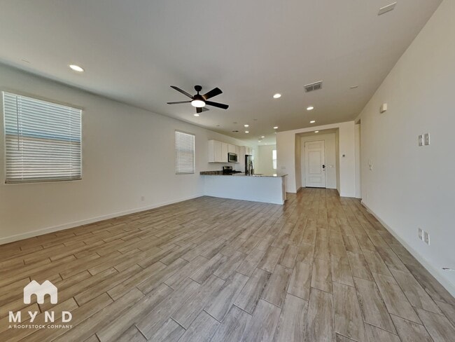 438 E Diamond Dr in Casa Grande, AZ - Foto de edificio - Building Photo