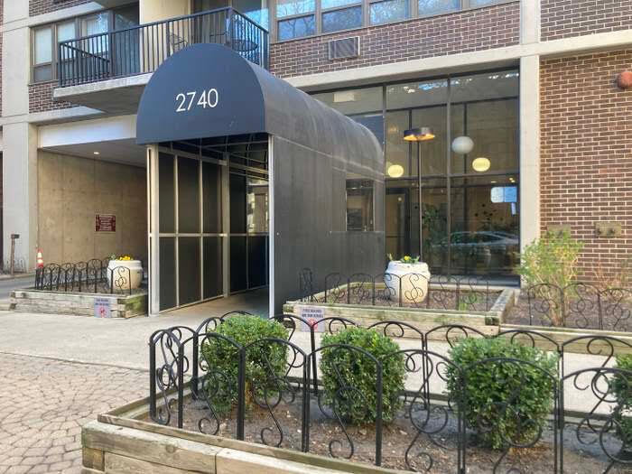 2740 N Pine Grove Ave, Unit 19D in Chicago, IL - Building Photo