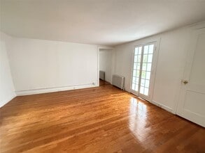 75 Old Tappan Rd in Glen Cove, NY - Building Photo - Building Photo