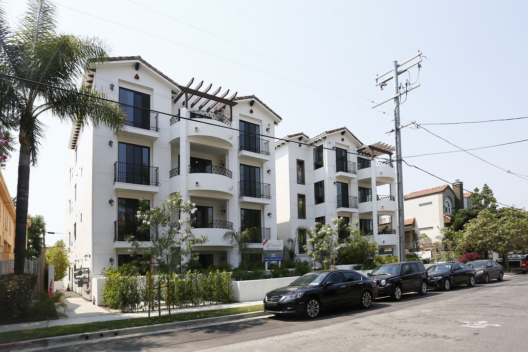5247-5253 Vantage Ave in Valley Village, CA - Foto de edificio