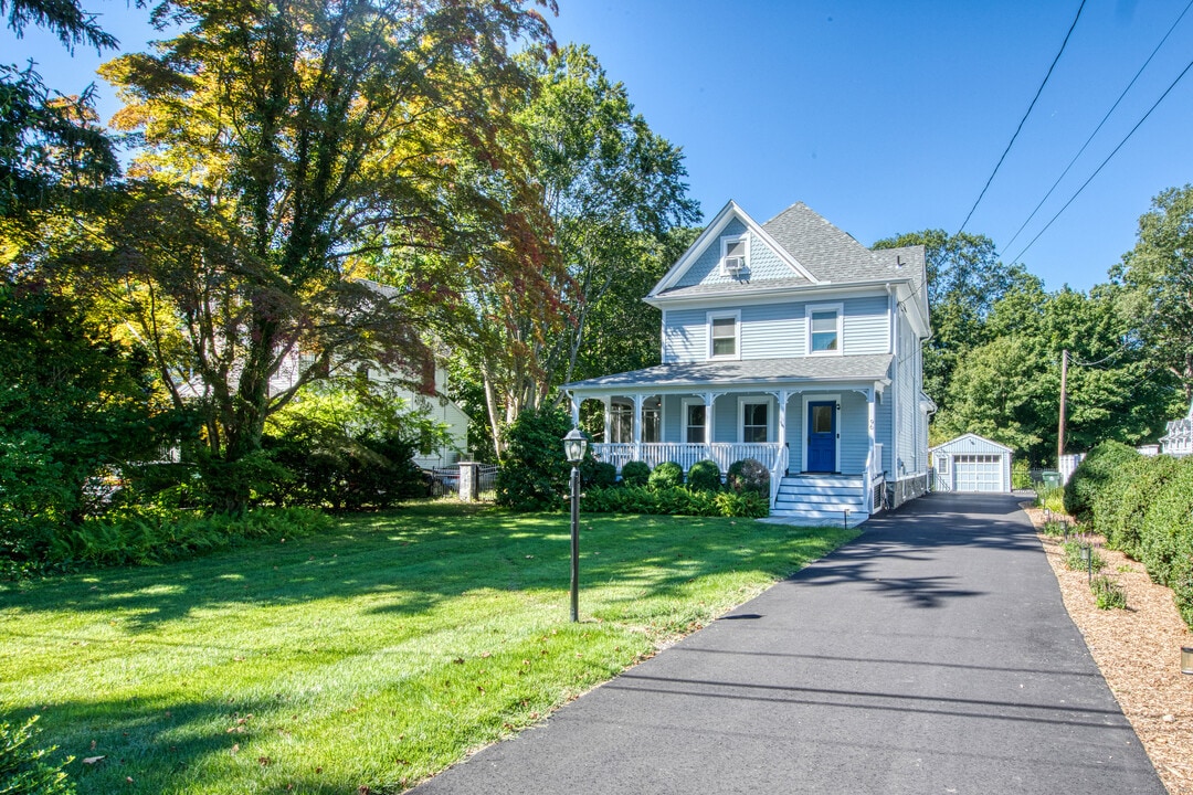 96 Holmes Ave in Darien, CT - Building Photo