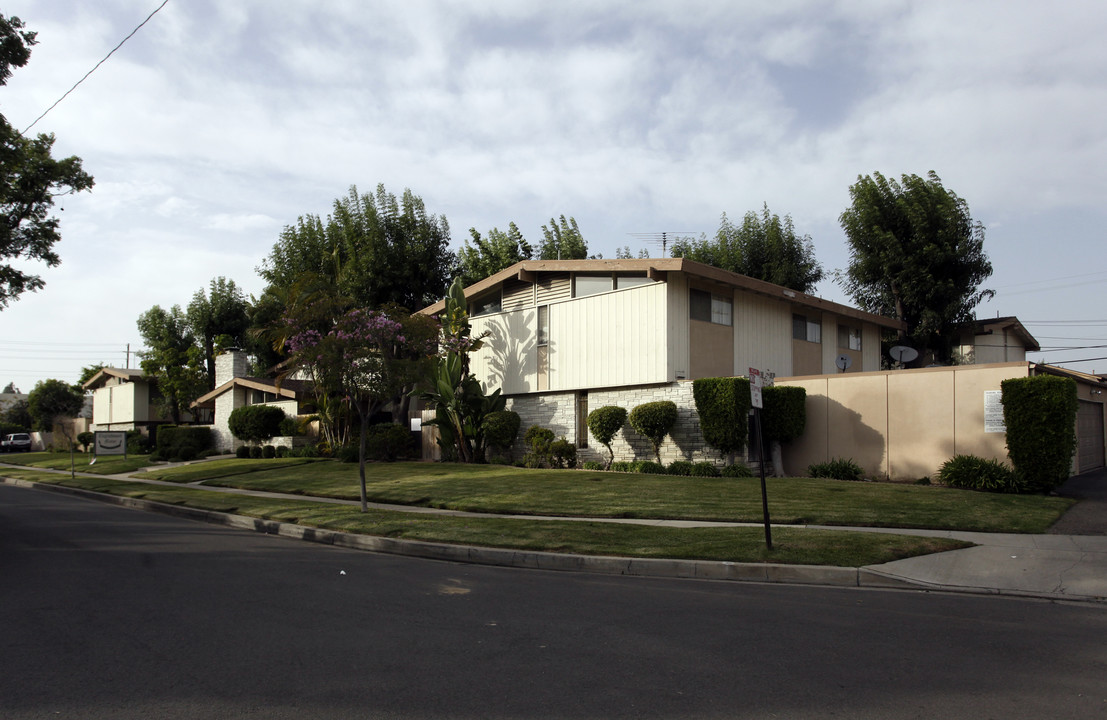 Englishwood Manor in Santa Ana, CA - Building Photo