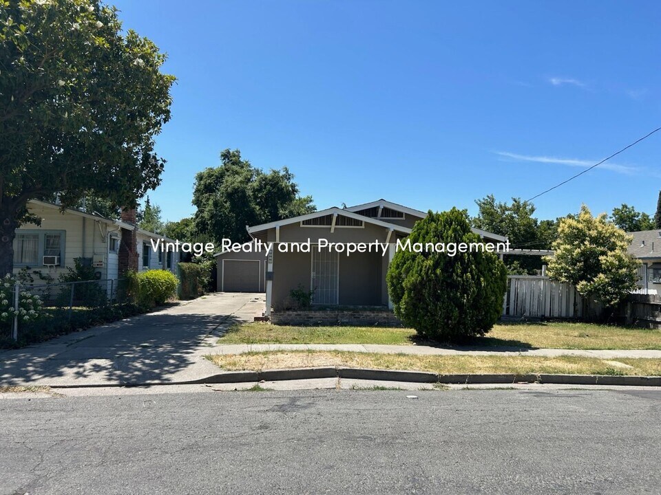 1852 W Harding Way in Stockton, CA - Building Photo