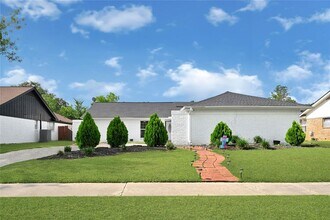 15611 Rolling Timbers Dr in Houston, TX - Building Photo - Building Photo