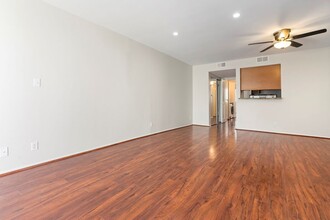 Chatsworth Plaza Apartments in Chatsworth, CA - Foto de edificio - Building Photo