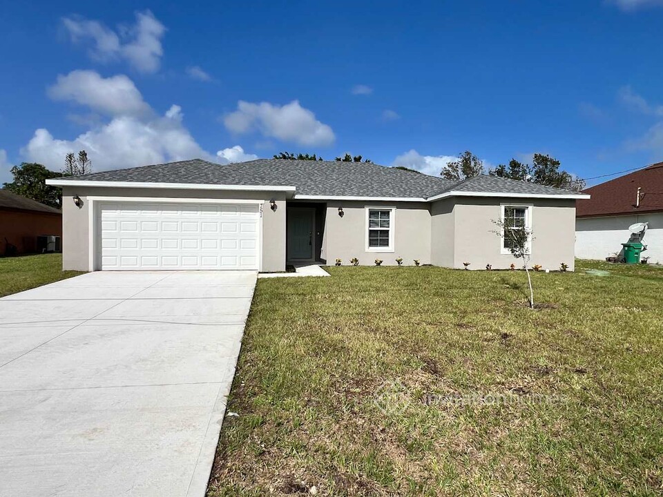 751 NW Riverside Dr in Port St. Lucie, FL - Building Photo