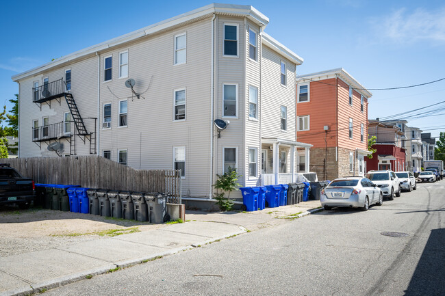 121 Tell St in Providence, RI - Foto de edificio - Building Photo