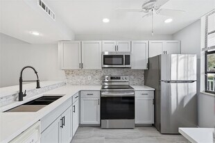 1717 Whitehall Dr in Davie, FL - Building Photo