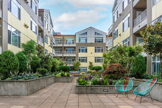 Courtyard Off Main in Bellevue, WA - Foto de edificio - Building Photo