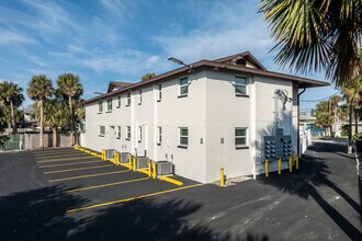 Beachside Palms @ Daytona Beach in Daytona Beach, FL - Building Photo - Building Photo